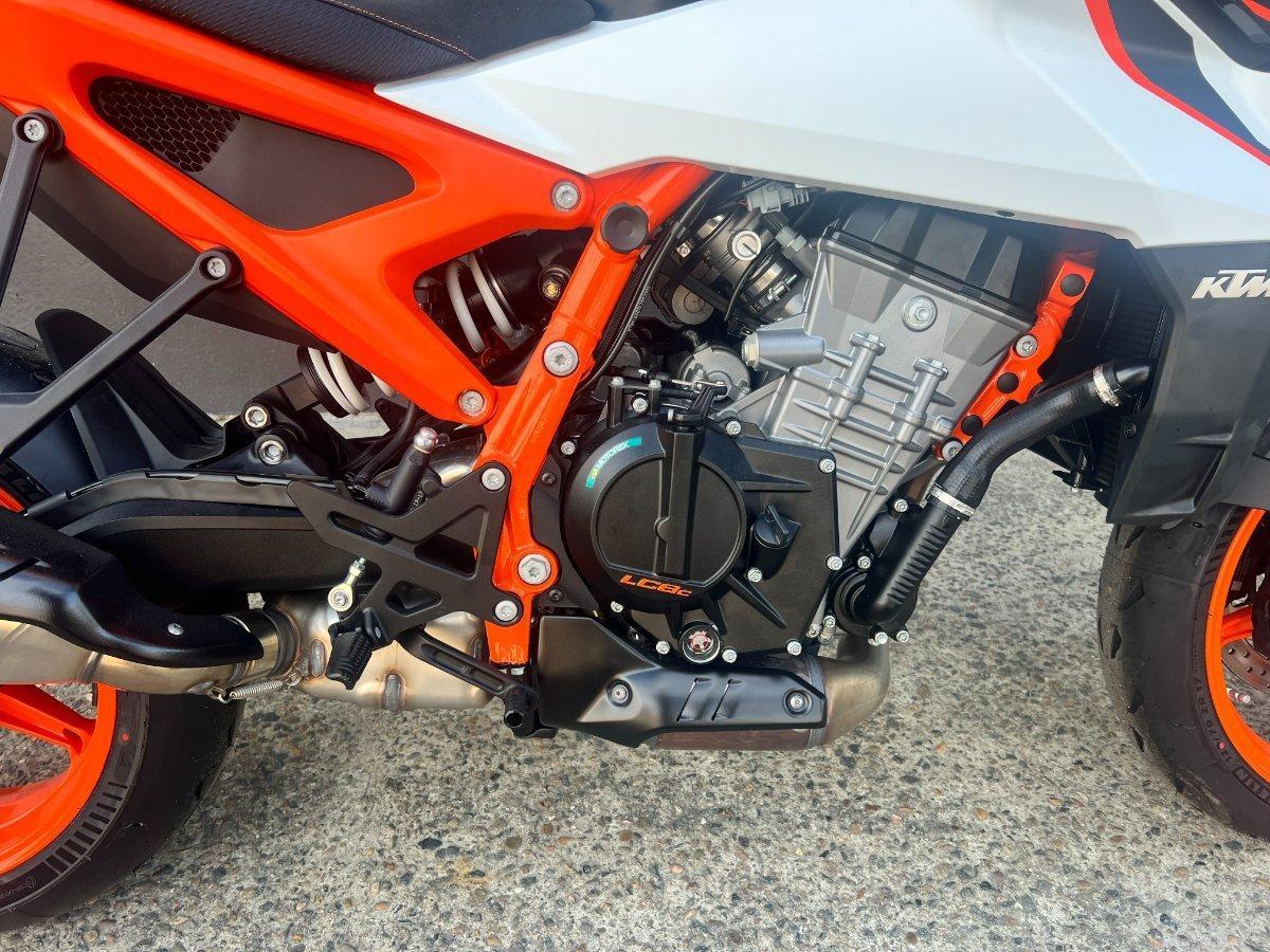 2026 KTM 990 DUKE R ROAD
