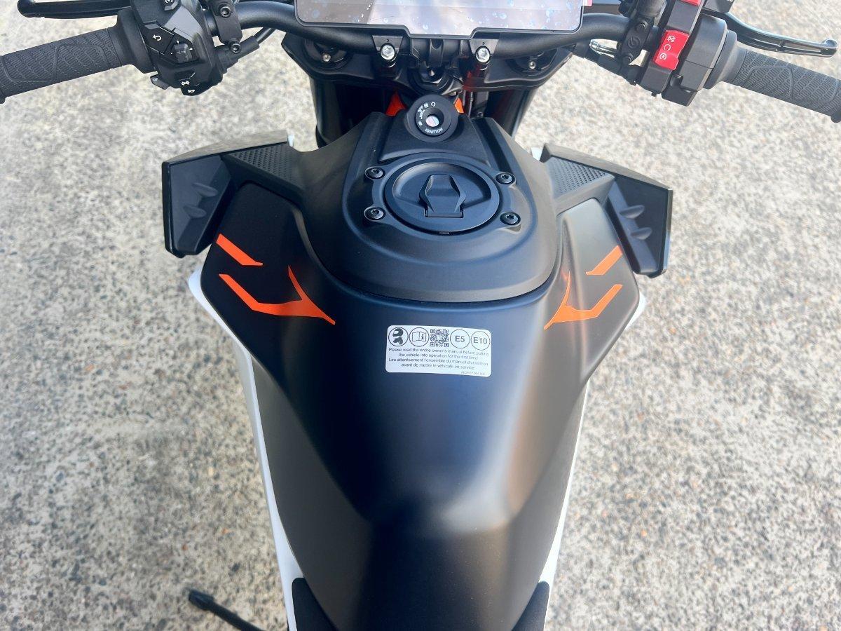 2026 KTM 990 DUKE R ROAD