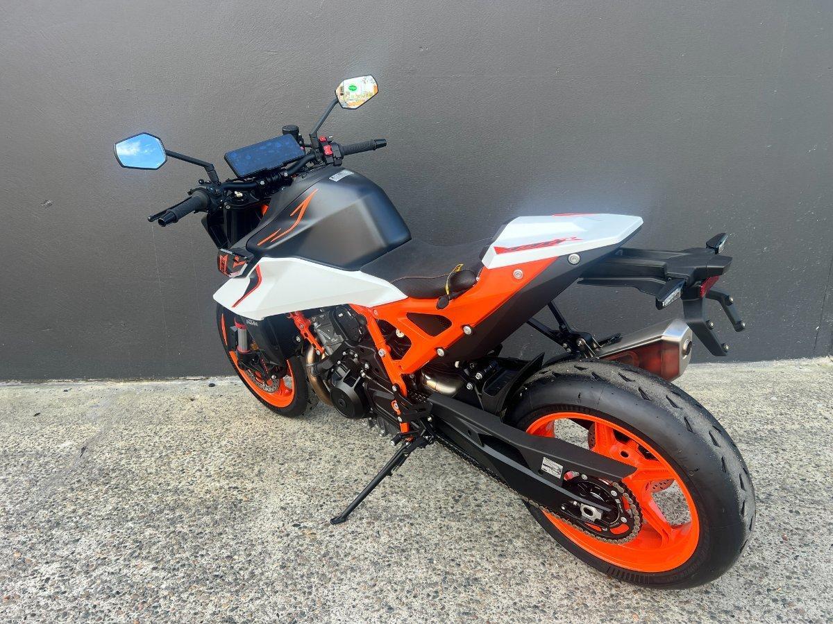 2026 KTM 990 DUKE R ROAD