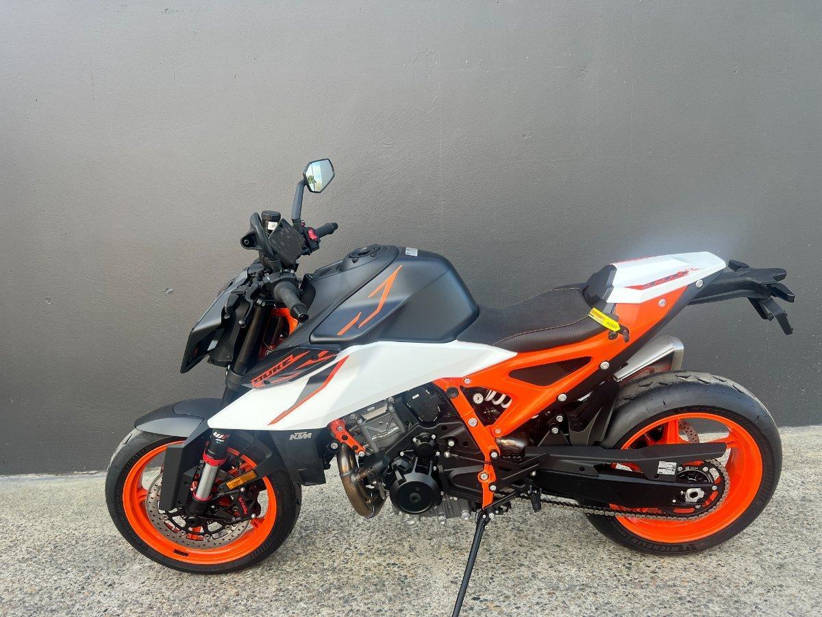 2026 KTM 990 DUKE R ROAD