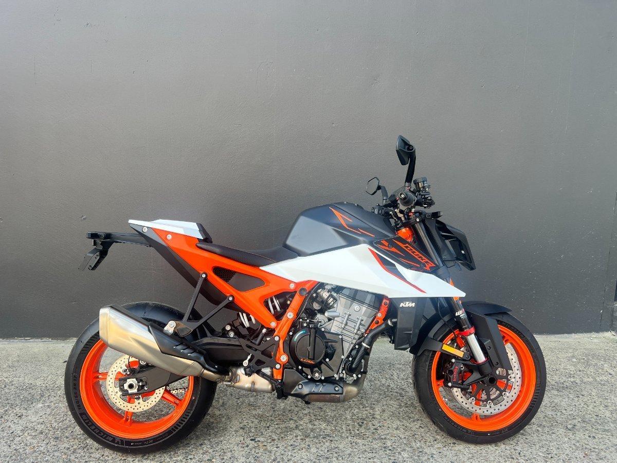 2026 KTM 990 DUKE R ROAD