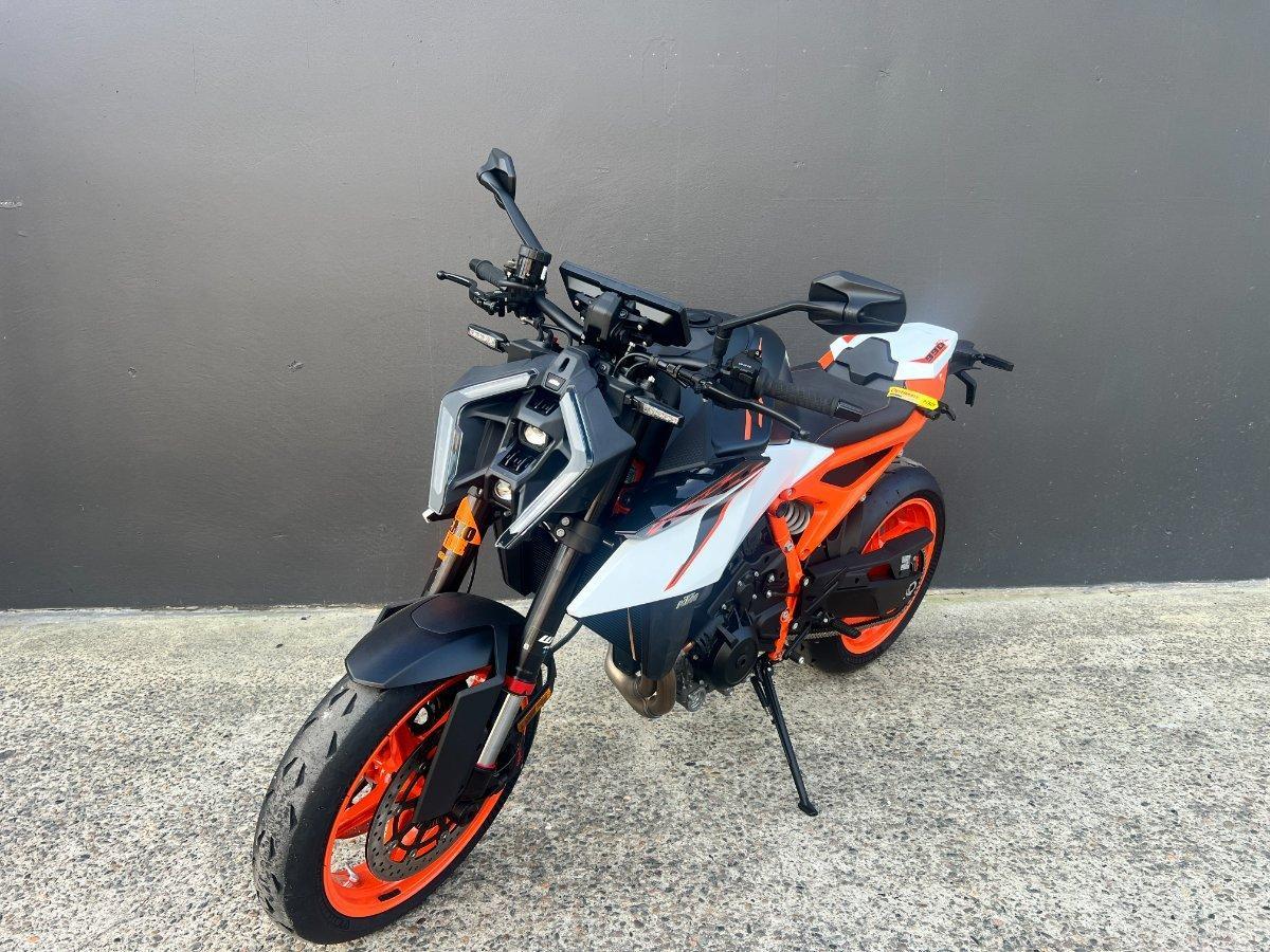 2026 KTM 990 DUKE R ROAD