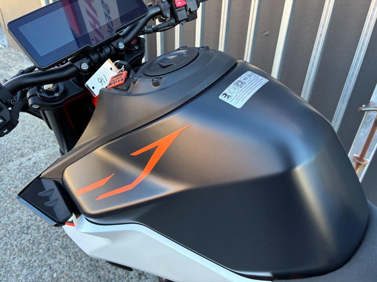 2026 KTM 990 DUKE R ROAD