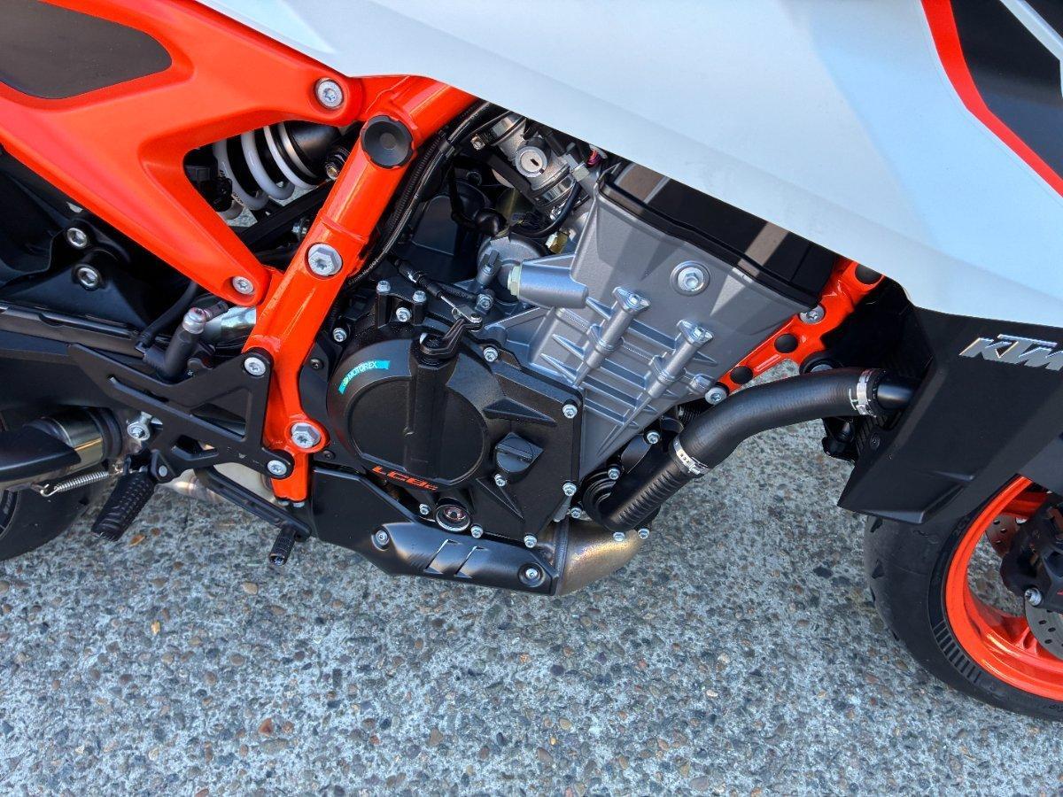 2026 KTM 990 DUKE R ROAD