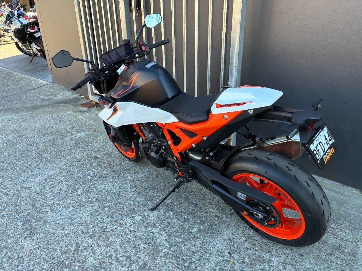 2026 KTM 990 DUKE R ROAD