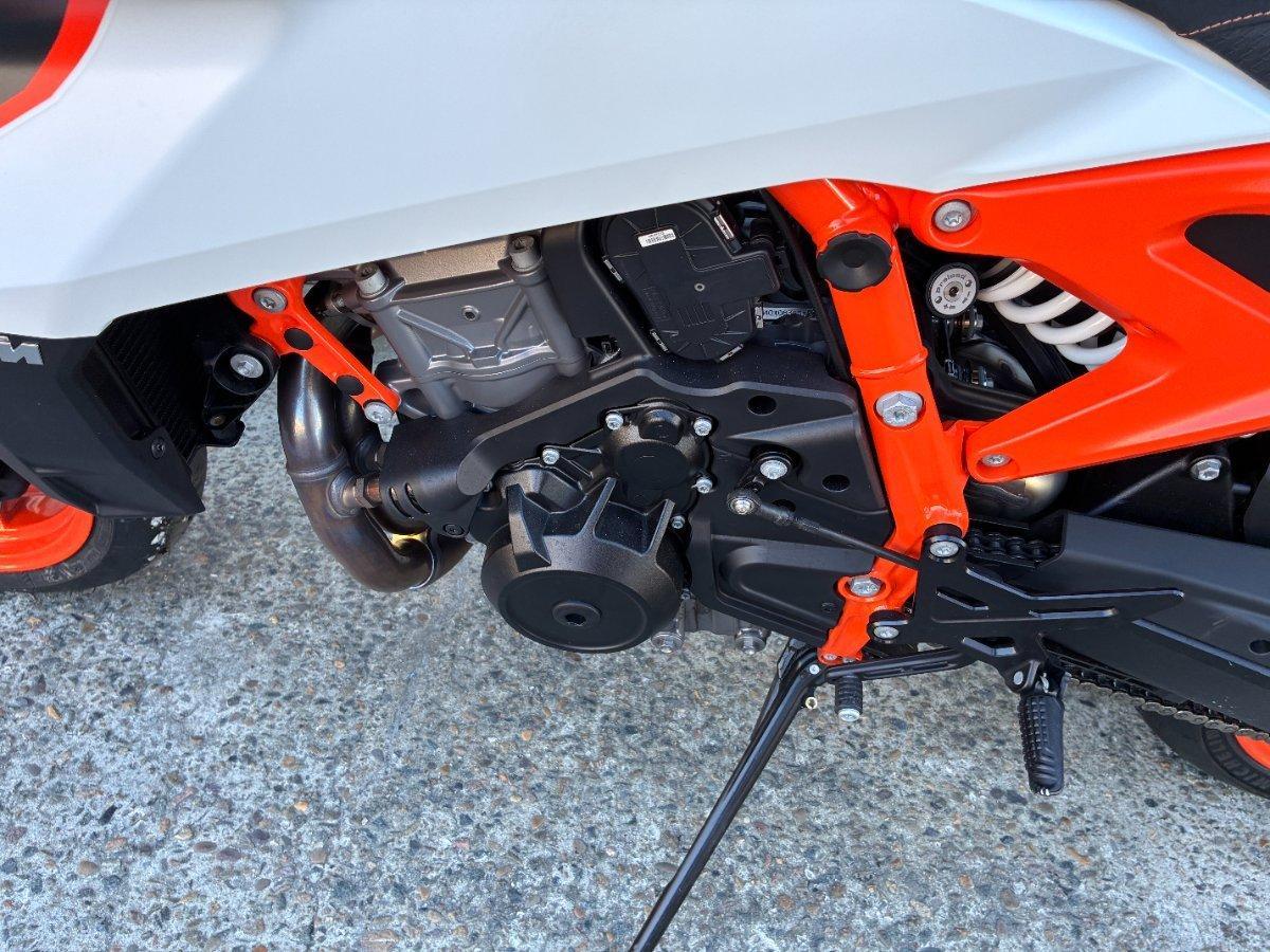 2026 KTM 990 DUKE R ROAD