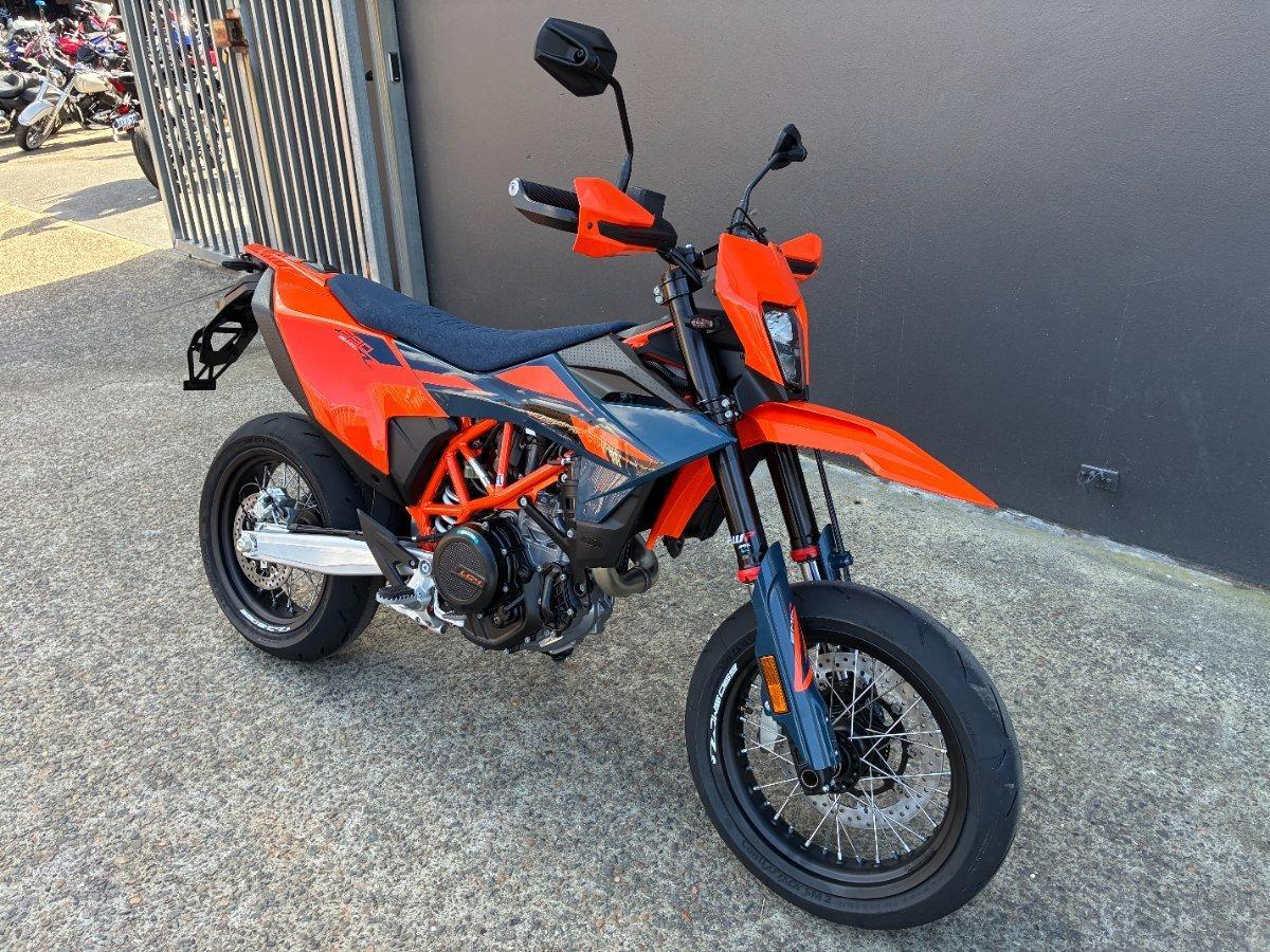 2026 KTM 690 SMC R SUPERMOTARD