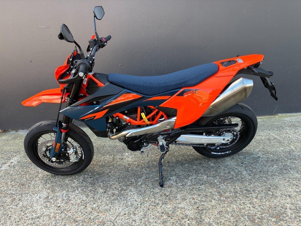 2026 KTM 690 SMC R SUPERMOTARD