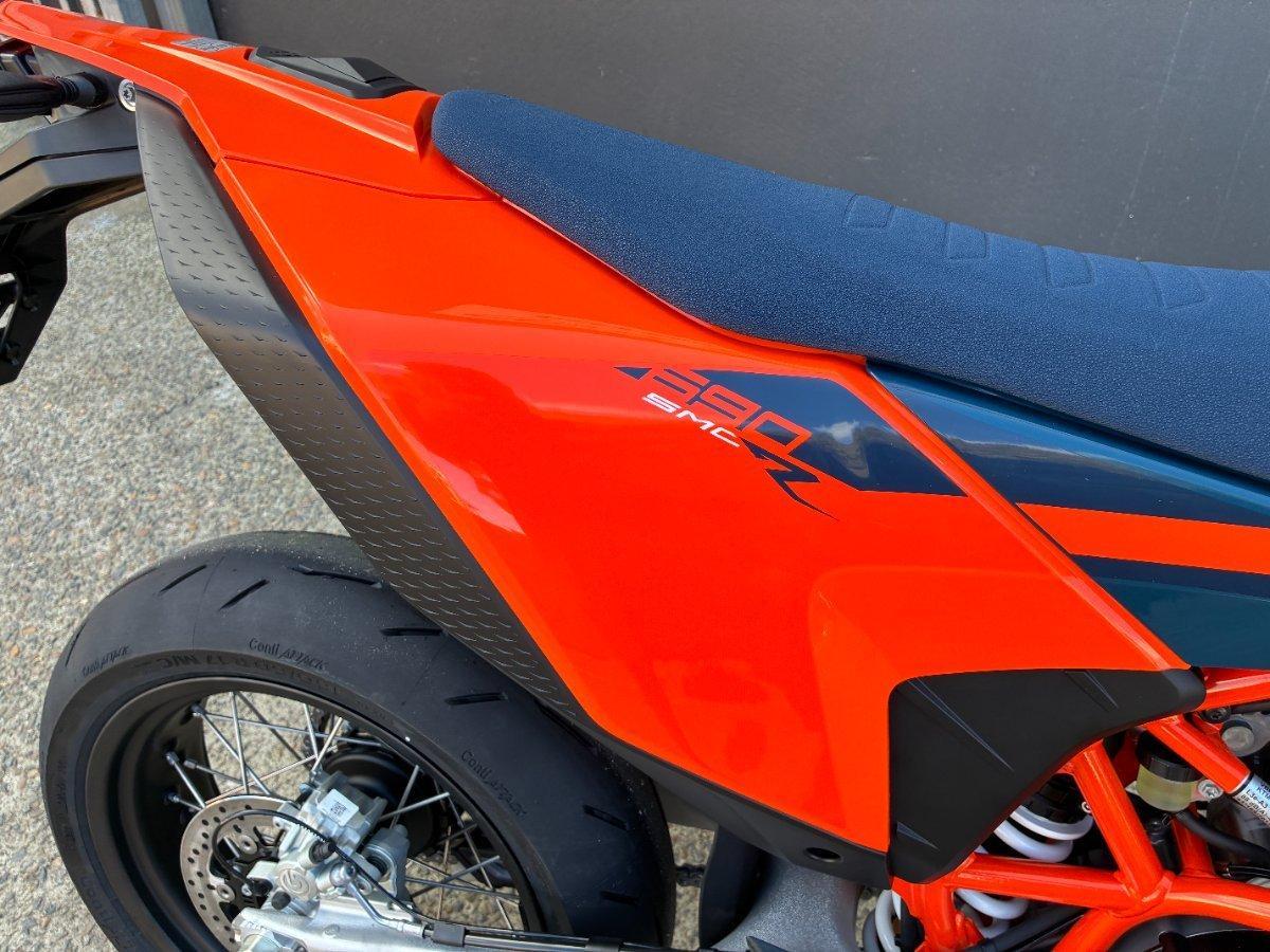 2026 KTM 690 SMC R SUPERMOTARD