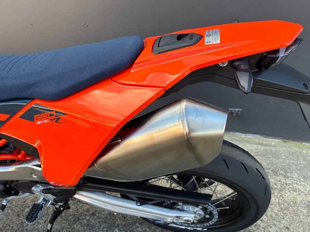 2026 KTM 690 SMC R SUPERMOTARD