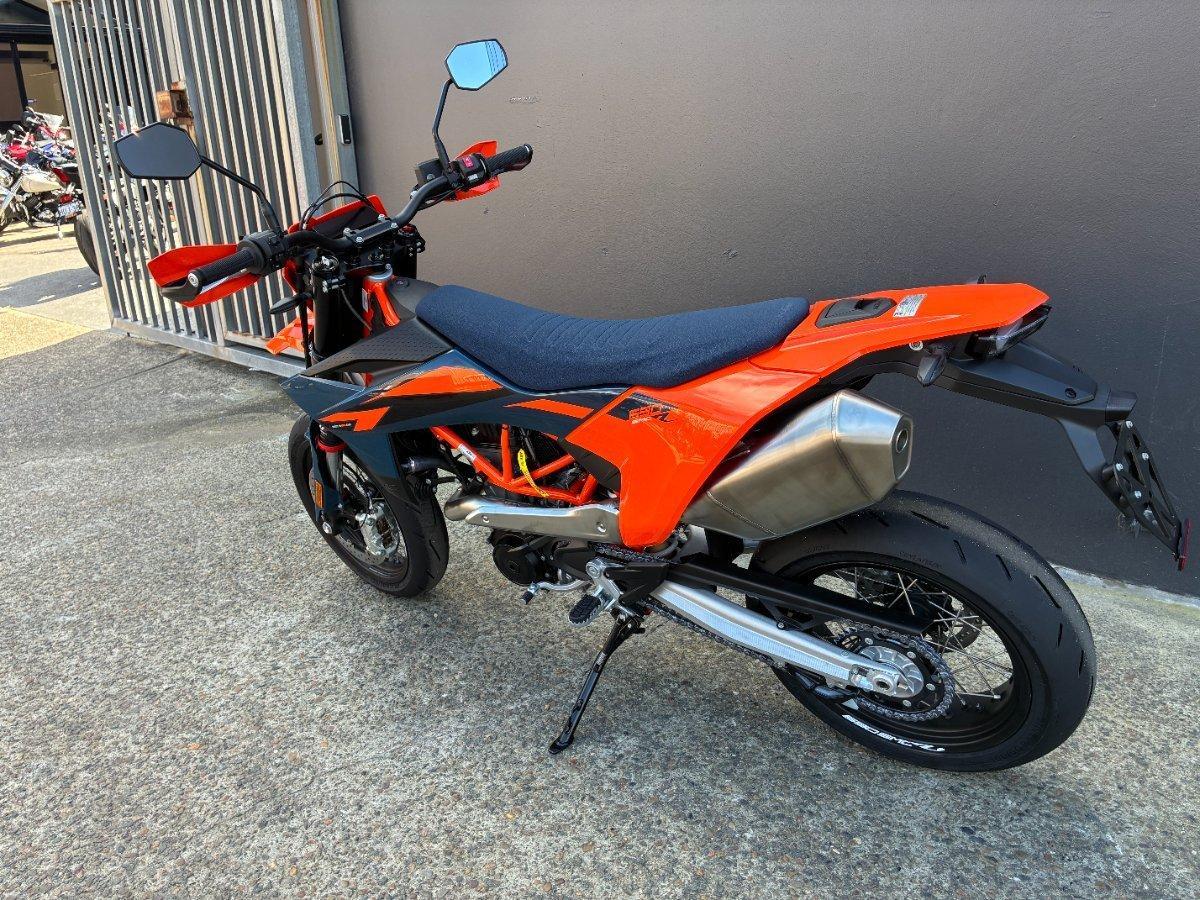 2026 KTM 690 SMC R SUPERMOTARD