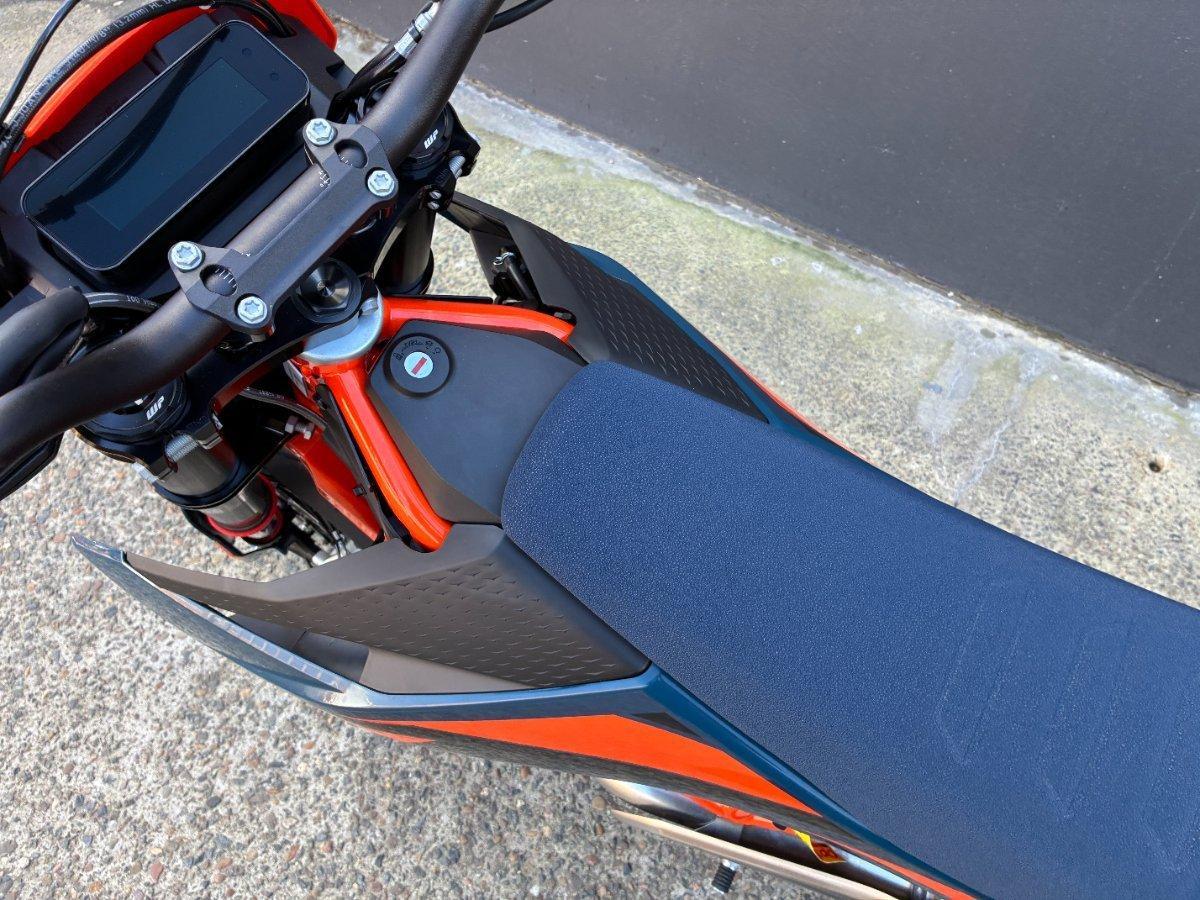 2026 KTM 690 SMC R SUPERMOTARD