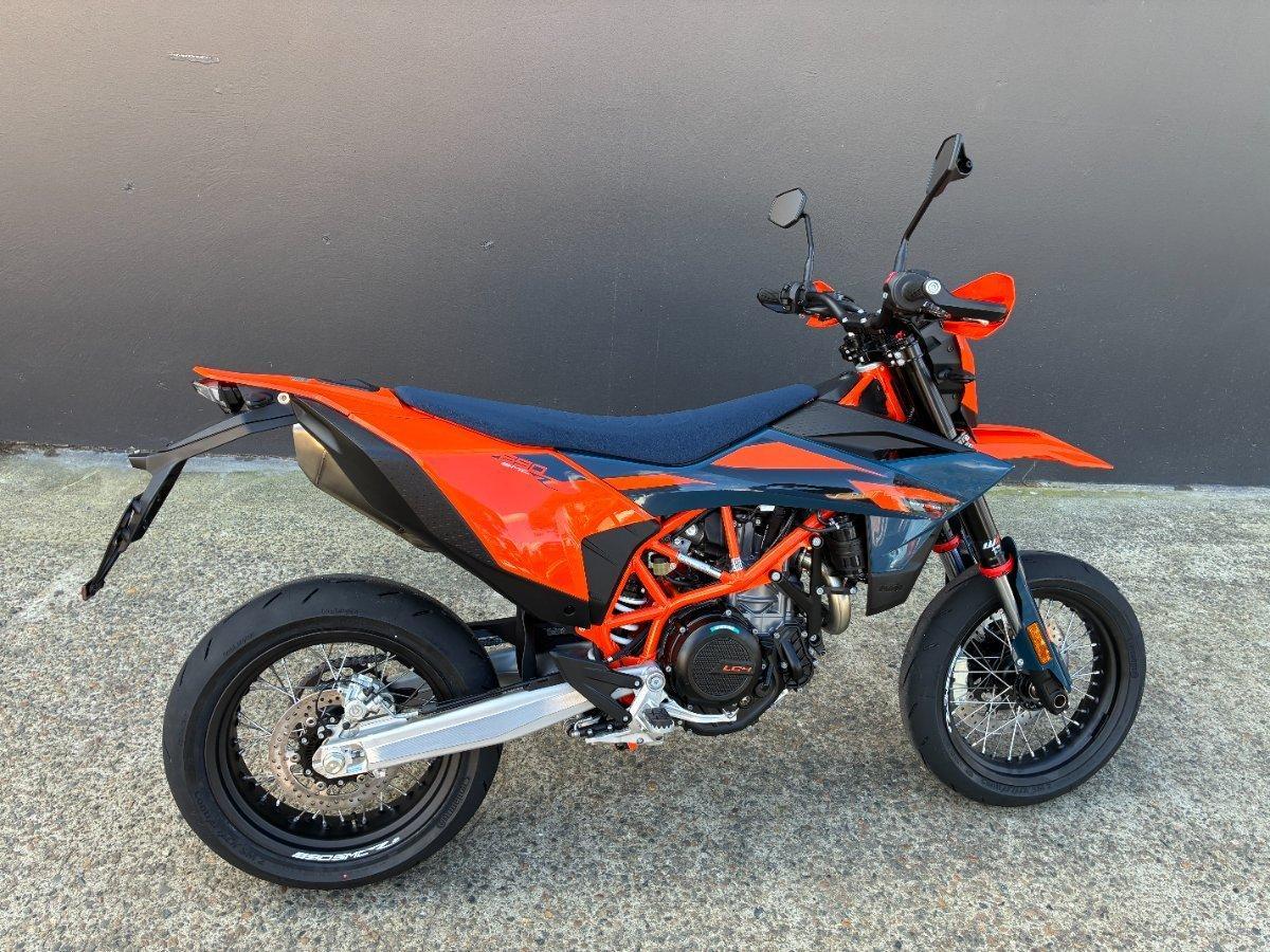 2026 KTM 690 SMC R SUPERMOTARD