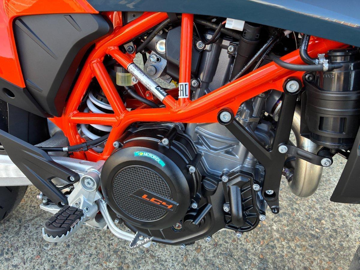 2026 KTM 690 SMC R SUPERMOTARD