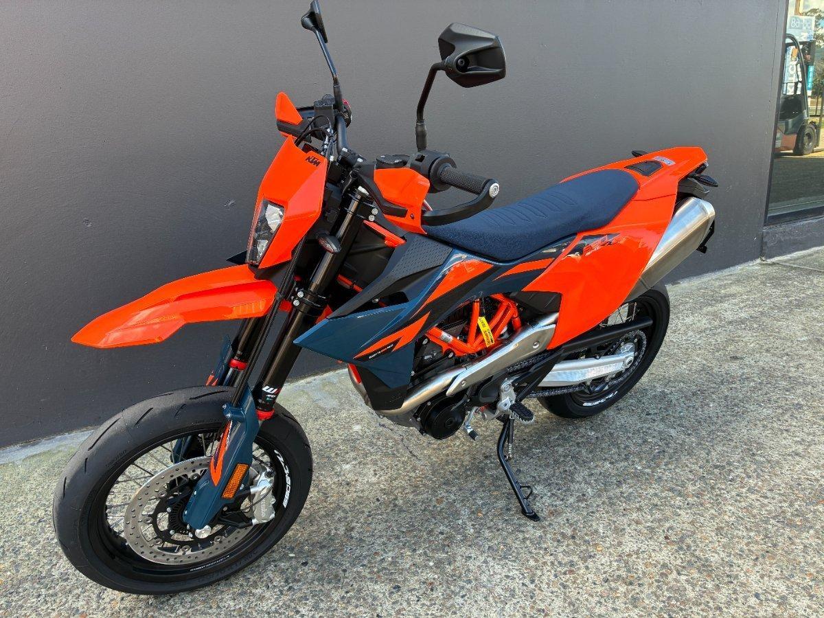 2026 KTM 690 SMC R SUPERMOTARD