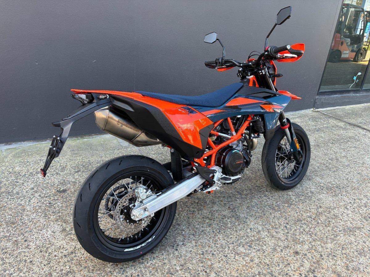 2026 KTM 690 SMC R SUPERMOTARD