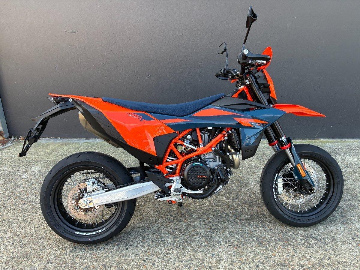 2026 KTM 690 SMC R SUPERMOTARD