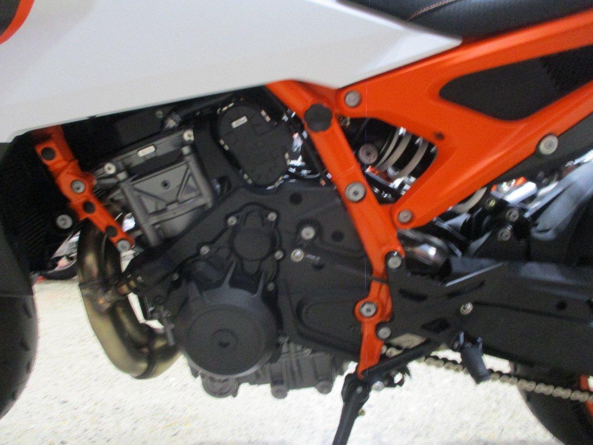 2026 KTM 990 DUKE R ROAD
