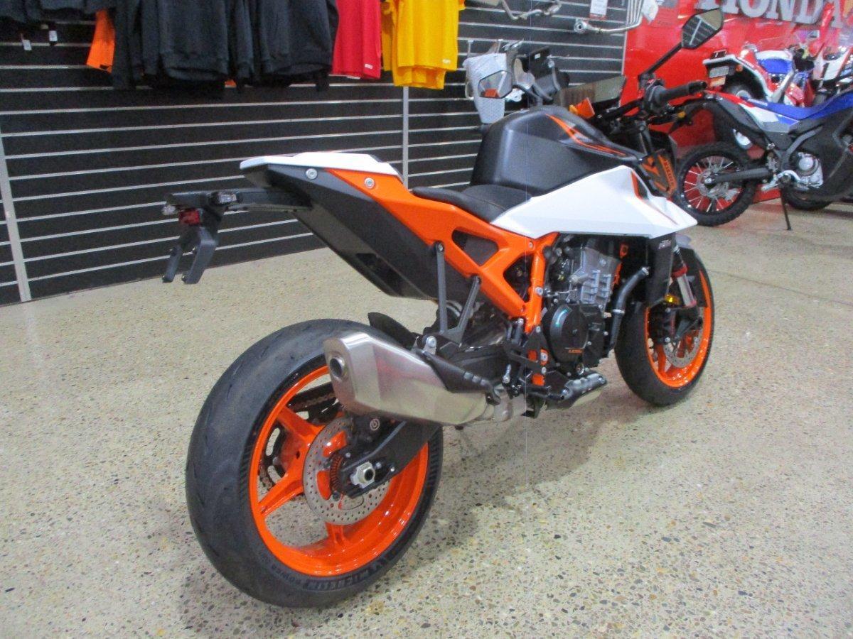 2026 KTM 990 DUKE R ROAD