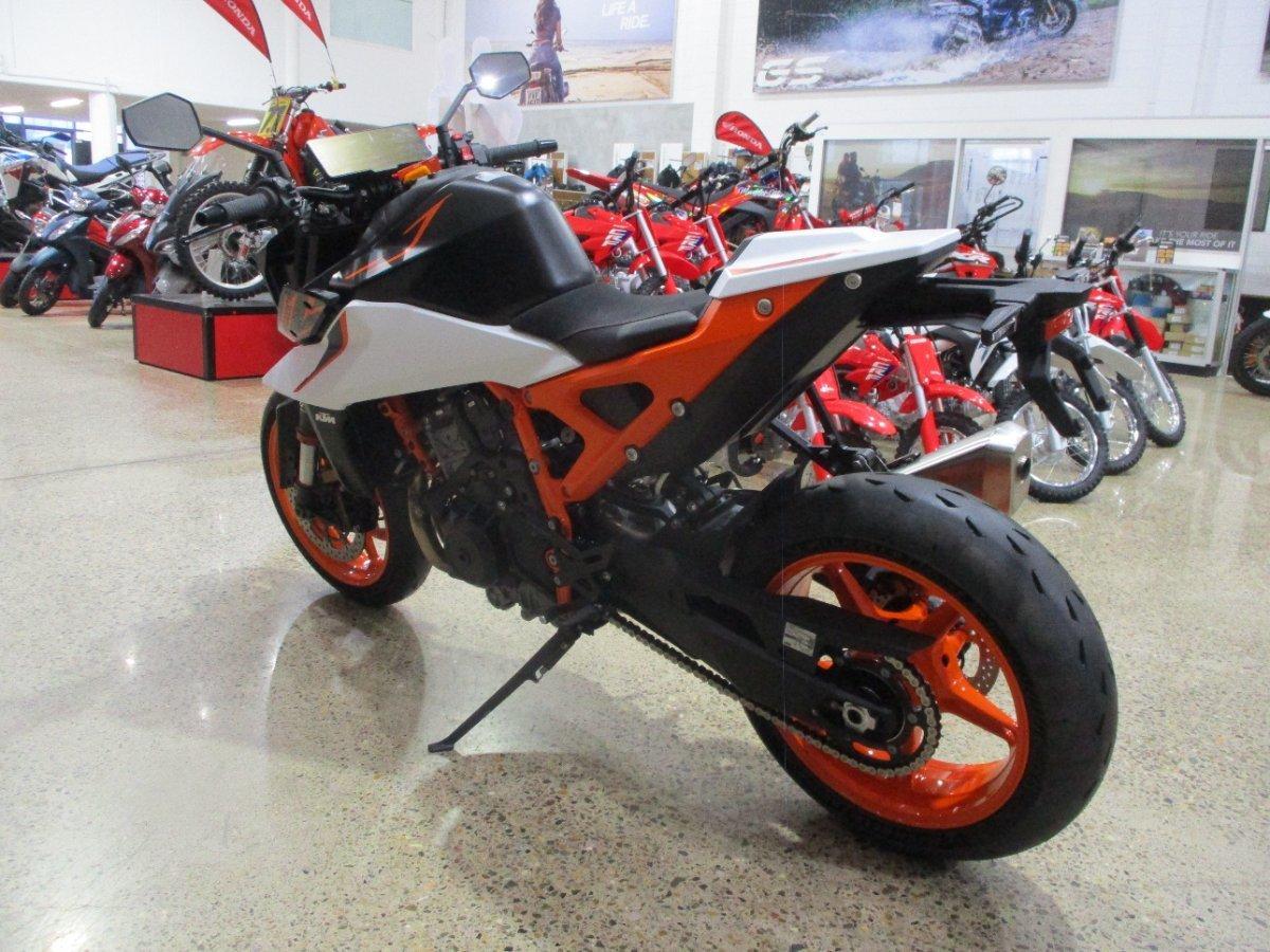2026 KTM 990 DUKE R ROAD