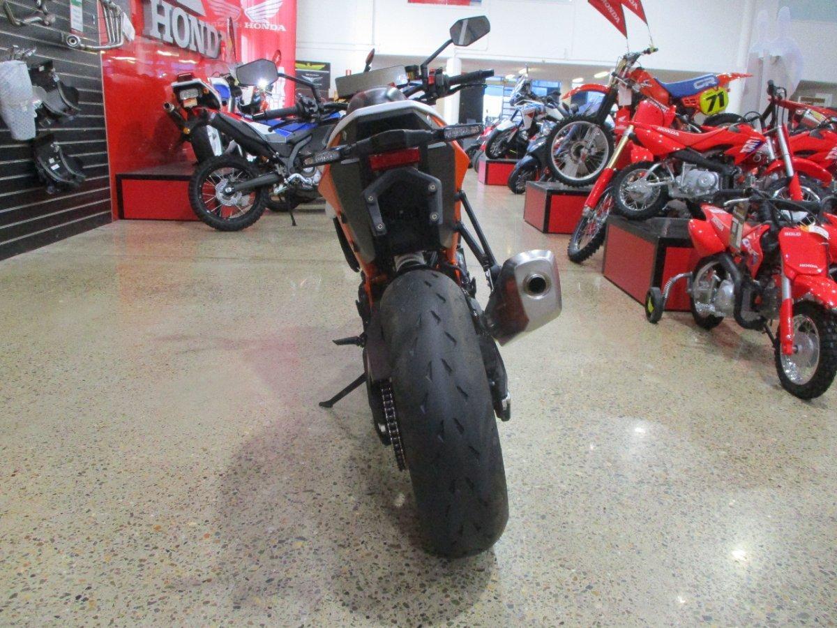 2026 KTM 990 DUKE R ROAD
