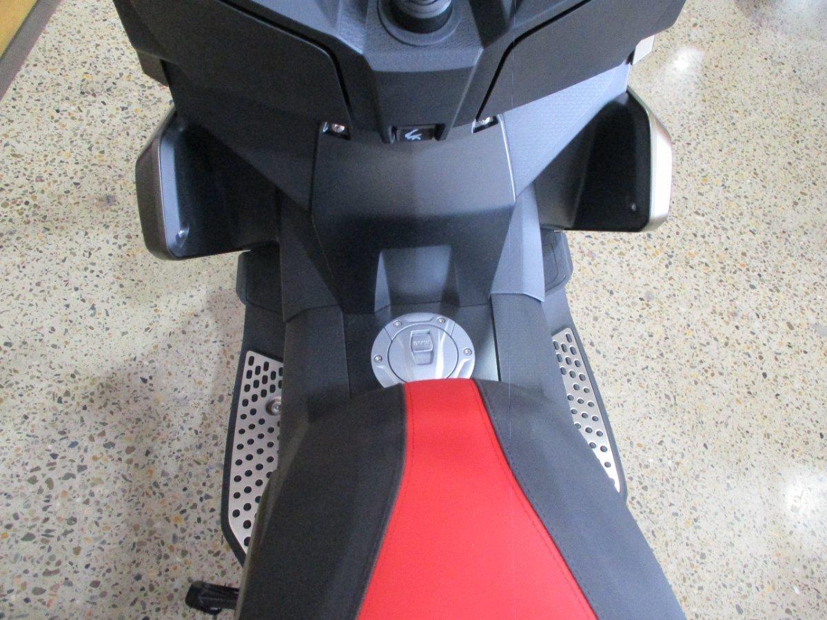 2025 BMW C 400 X ION SCOOTER