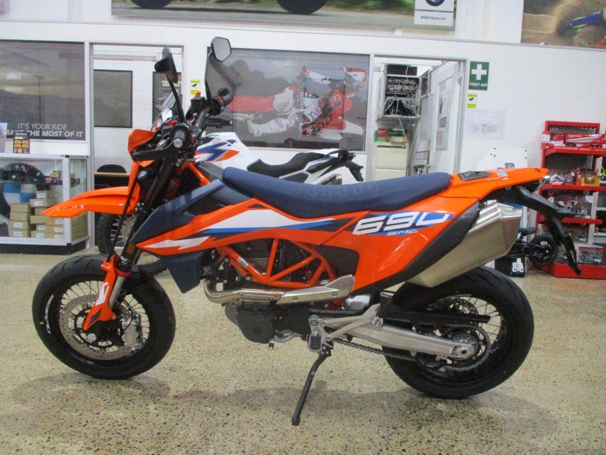 2024 KTM 690 SMC R SUPERMOTARD