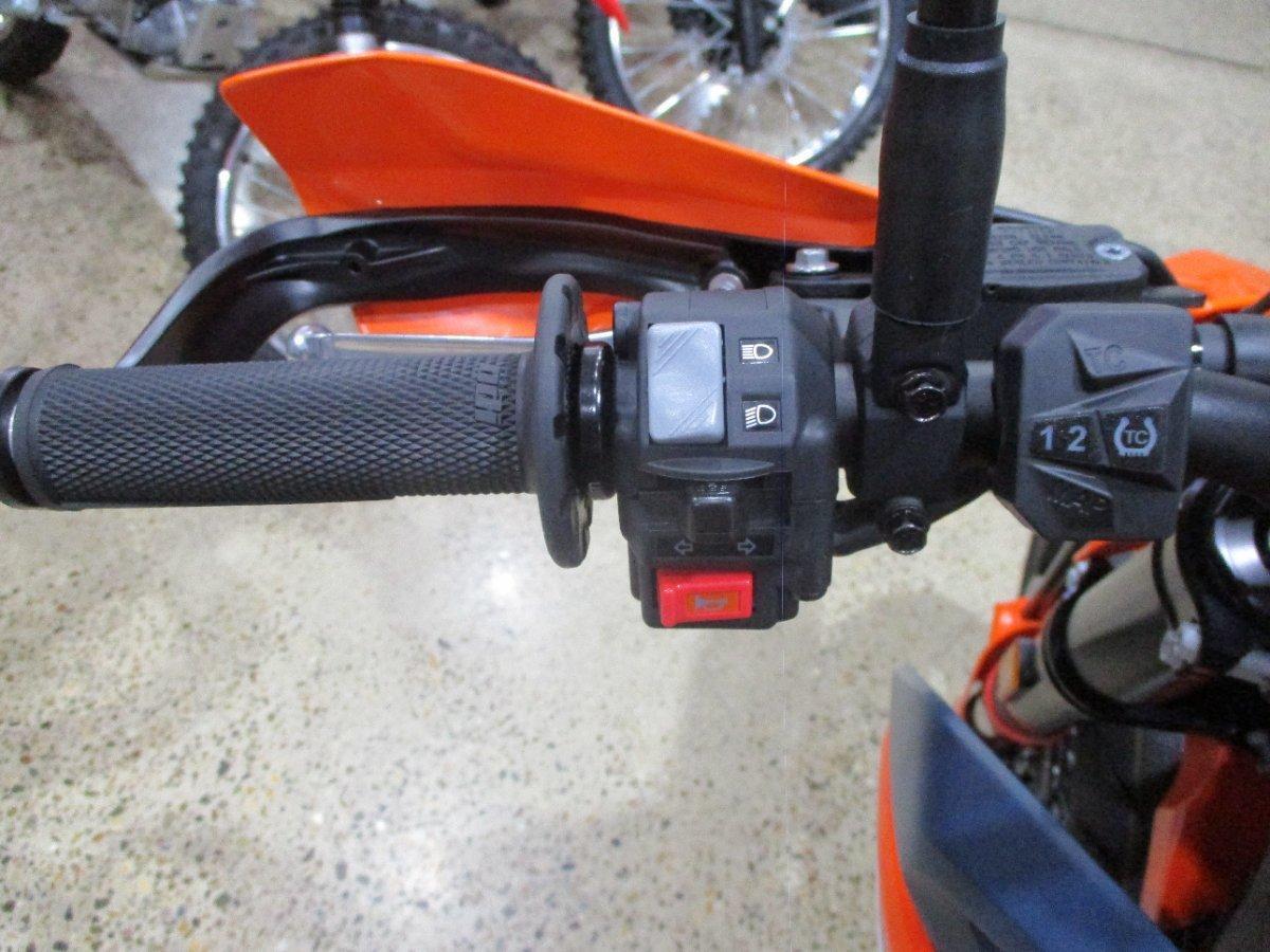 2024 KTM 690 SMC R SUPERMOTARD