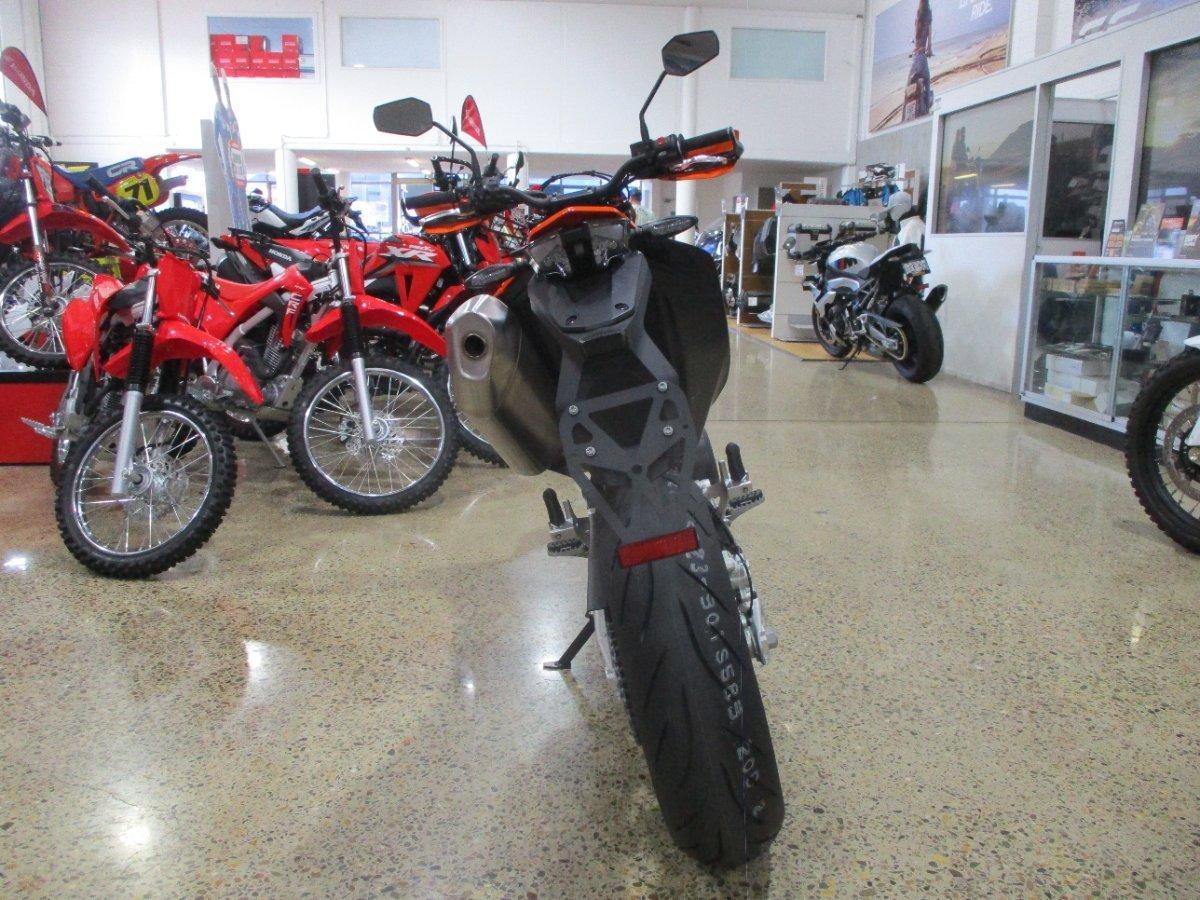 2024 KTM 690 SMC R SUPERMOTARD