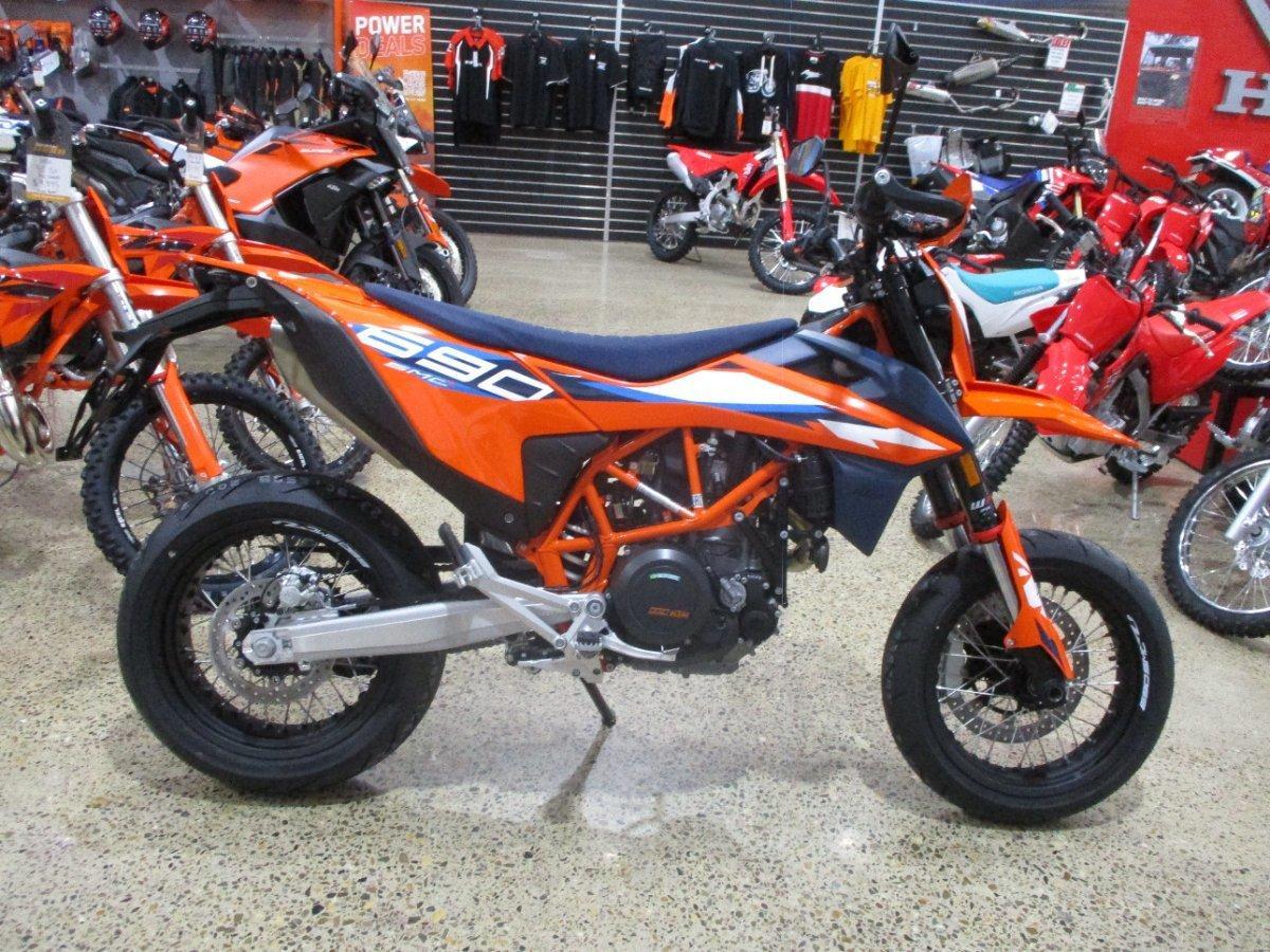 2024 KTM 690 SMC R SUPERMOTARD