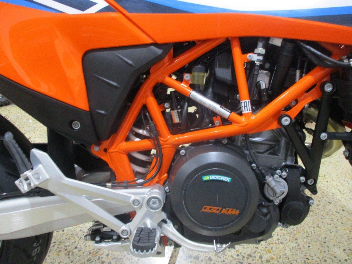 2024 KTM 690 SMC R SUPERMOTARD