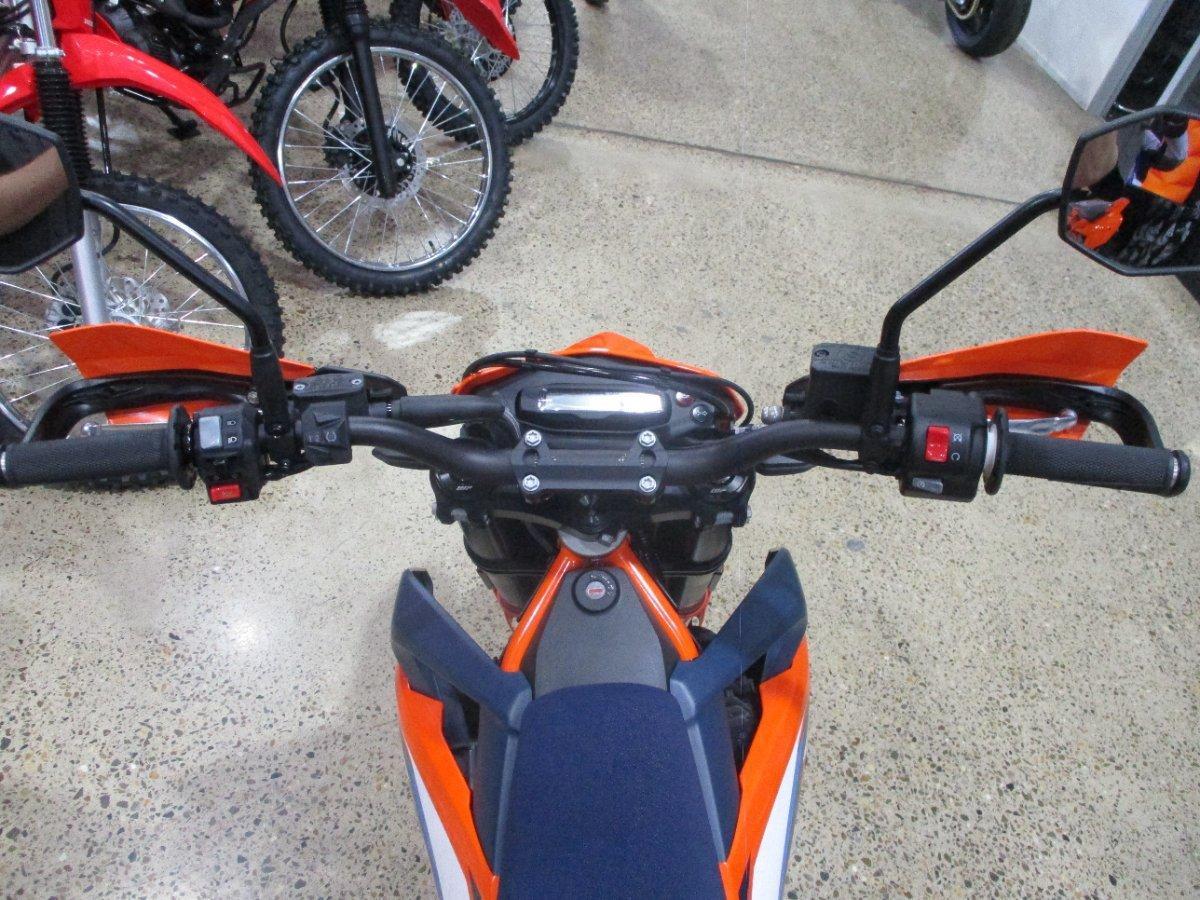 2024 KTM 690 SMC R SUPERMOTARD