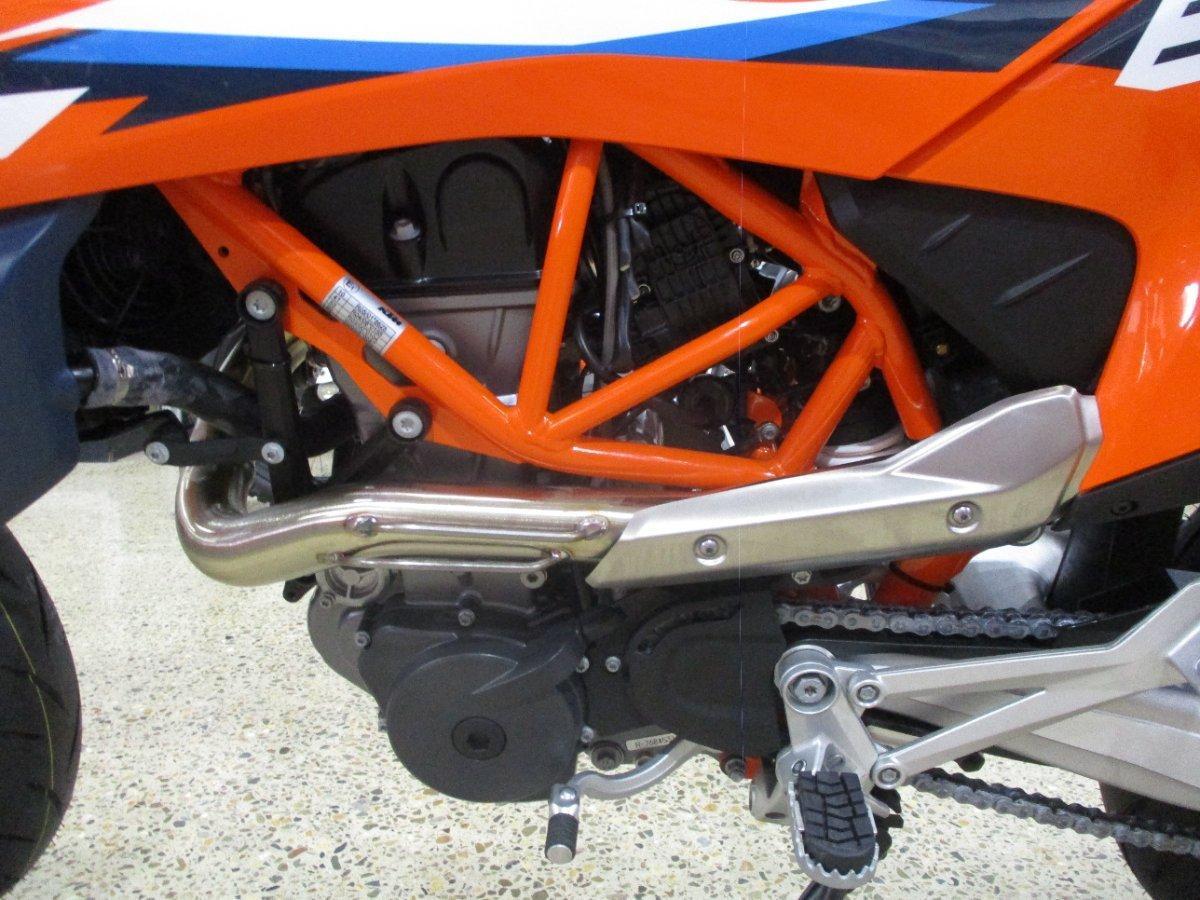 2024 KTM 690 SMC R SUPERMOTARD