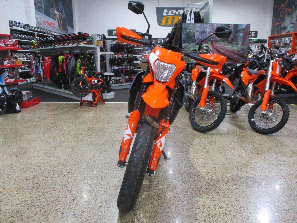 2024 KTM 690 SMC R SUPERMOTARD