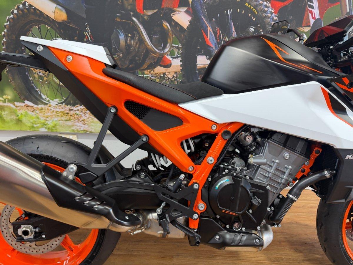 2026 KTM 990 DUKE R ROAD