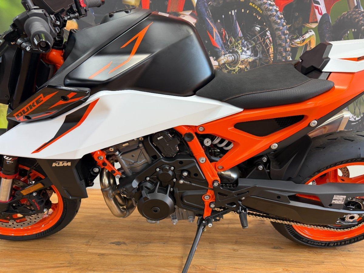 2026 KTM 990 DUKE R ROAD