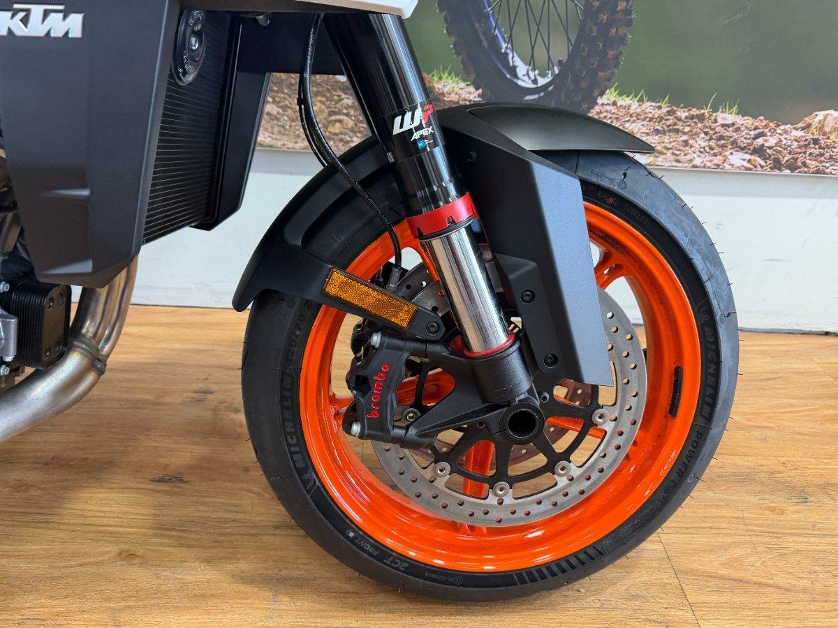 2026 KTM 990 DUKE R ROAD