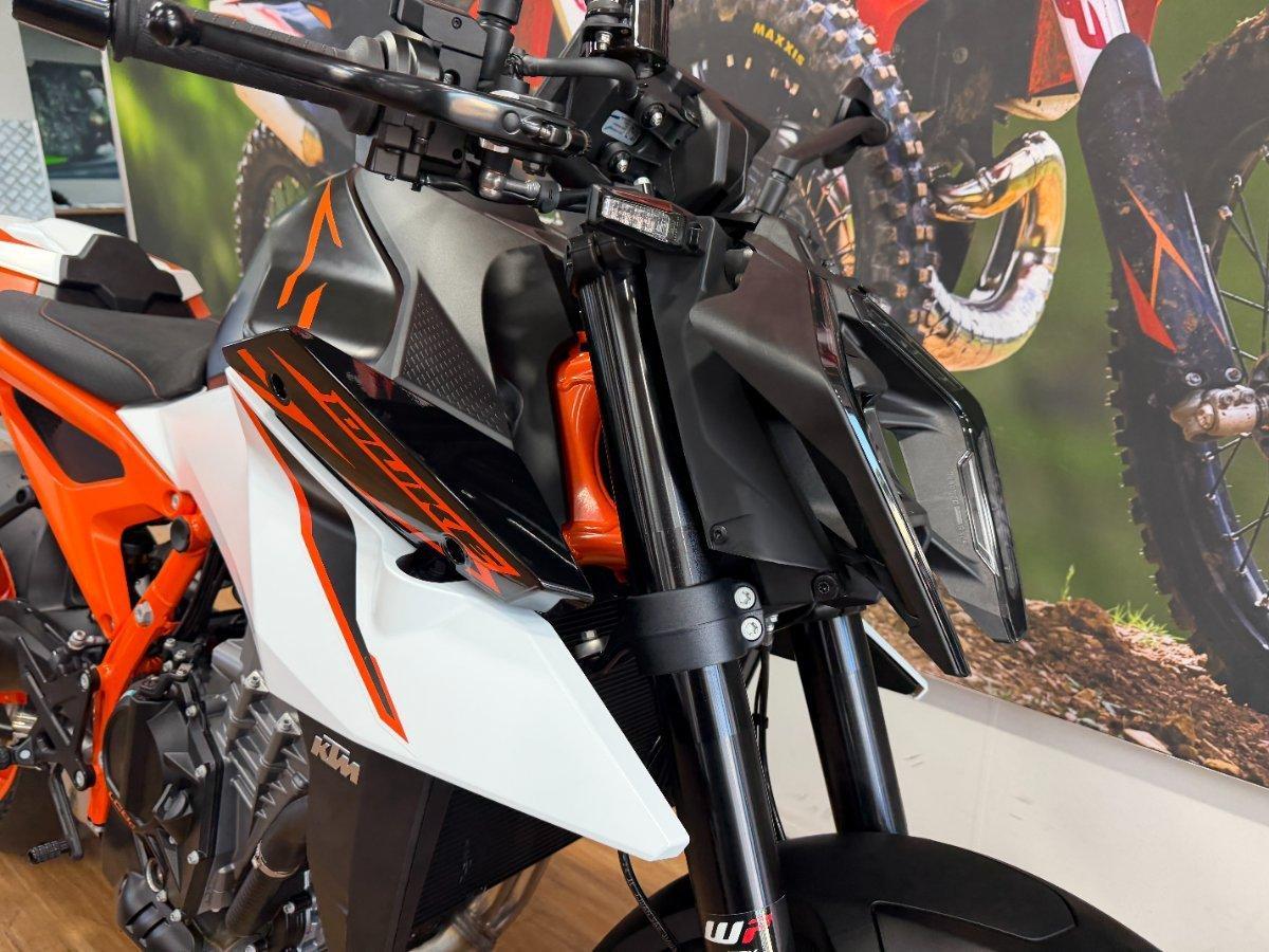2026 KTM 990 DUKE R ROAD
