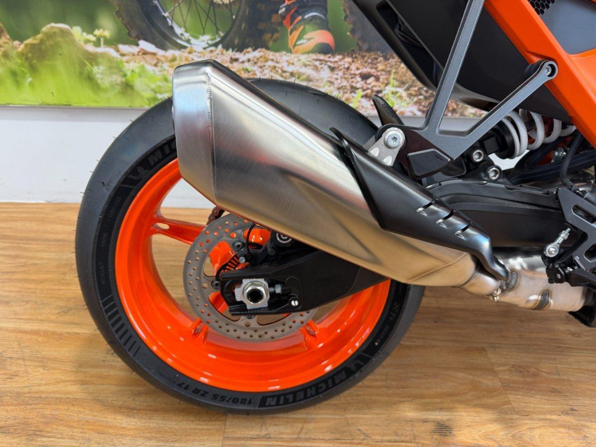 2026 KTM 990 DUKE R ROAD