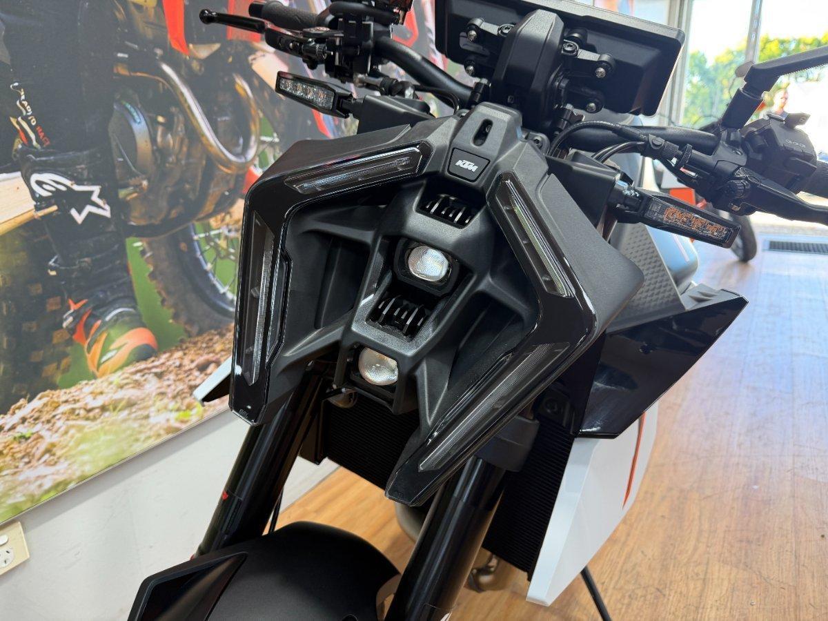 2026 KTM 990 DUKE R ROAD