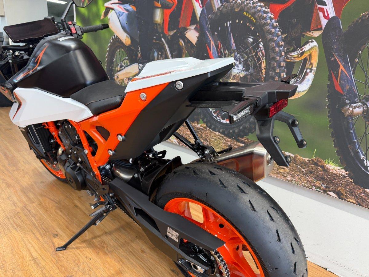 2026 KTM 990 DUKE R ROAD