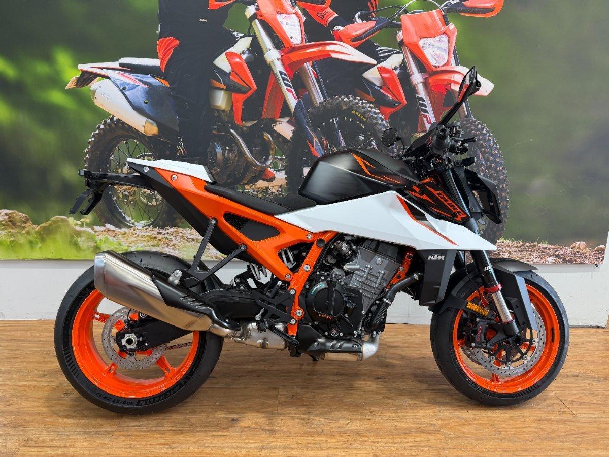 2026 KTM 990 DUKE R ROAD