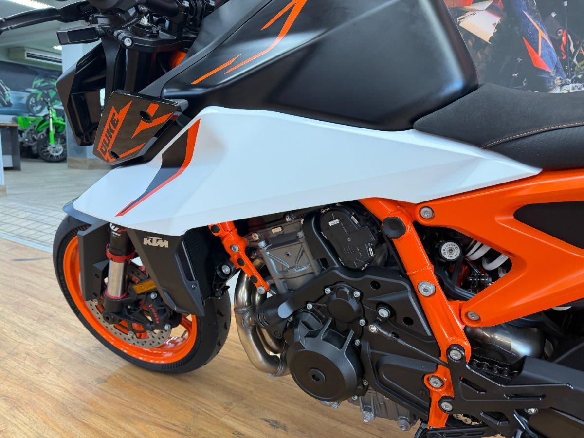 2026 KTM 990 DUKE R ROAD