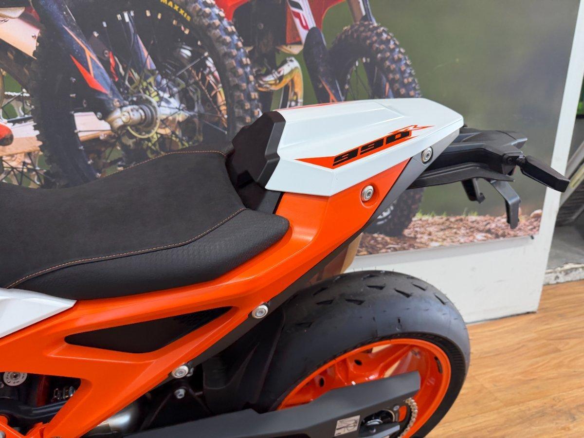 2026 KTM 990 DUKE R ROAD