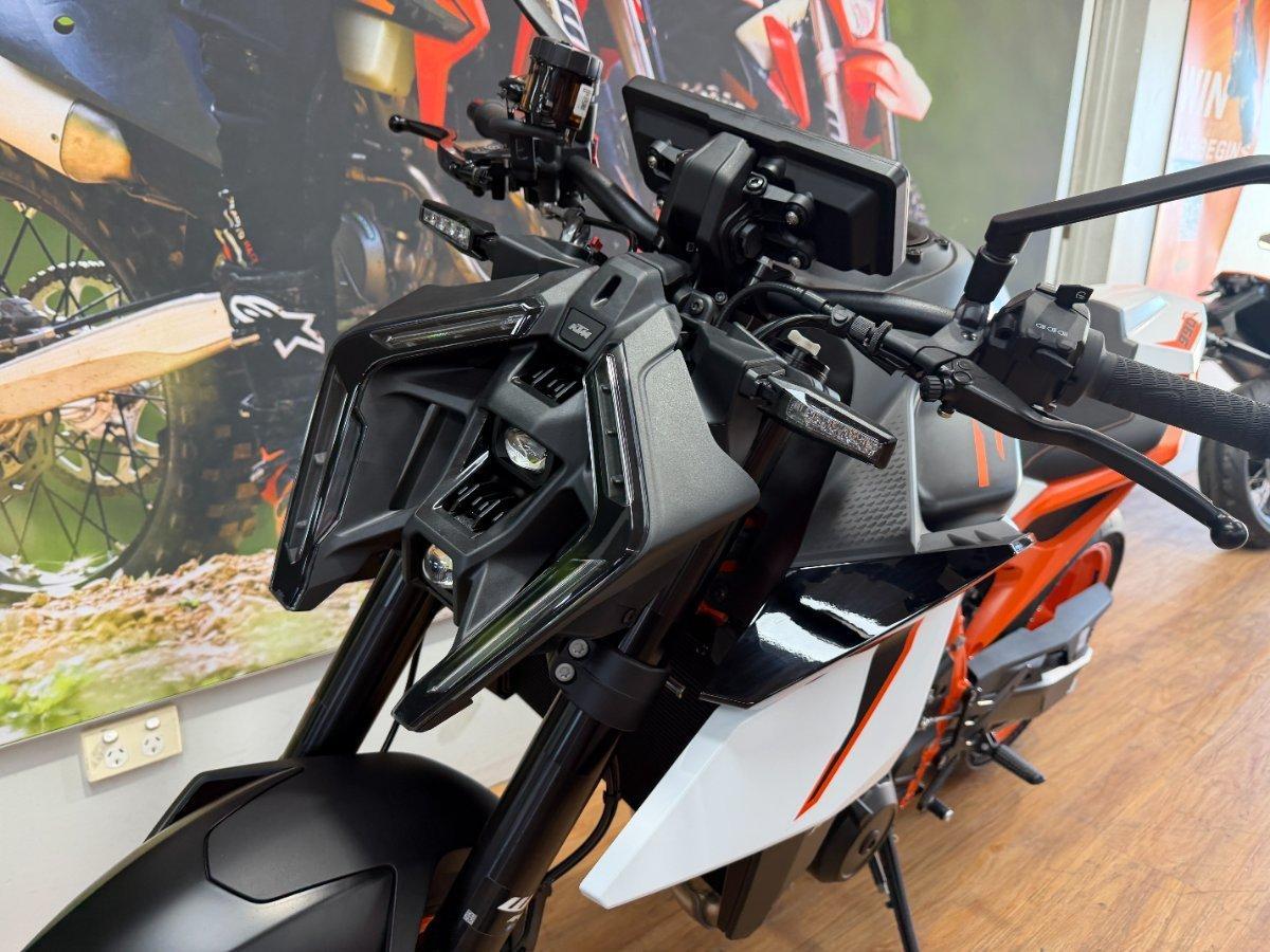 2026 KTM 990 DUKE R ROAD