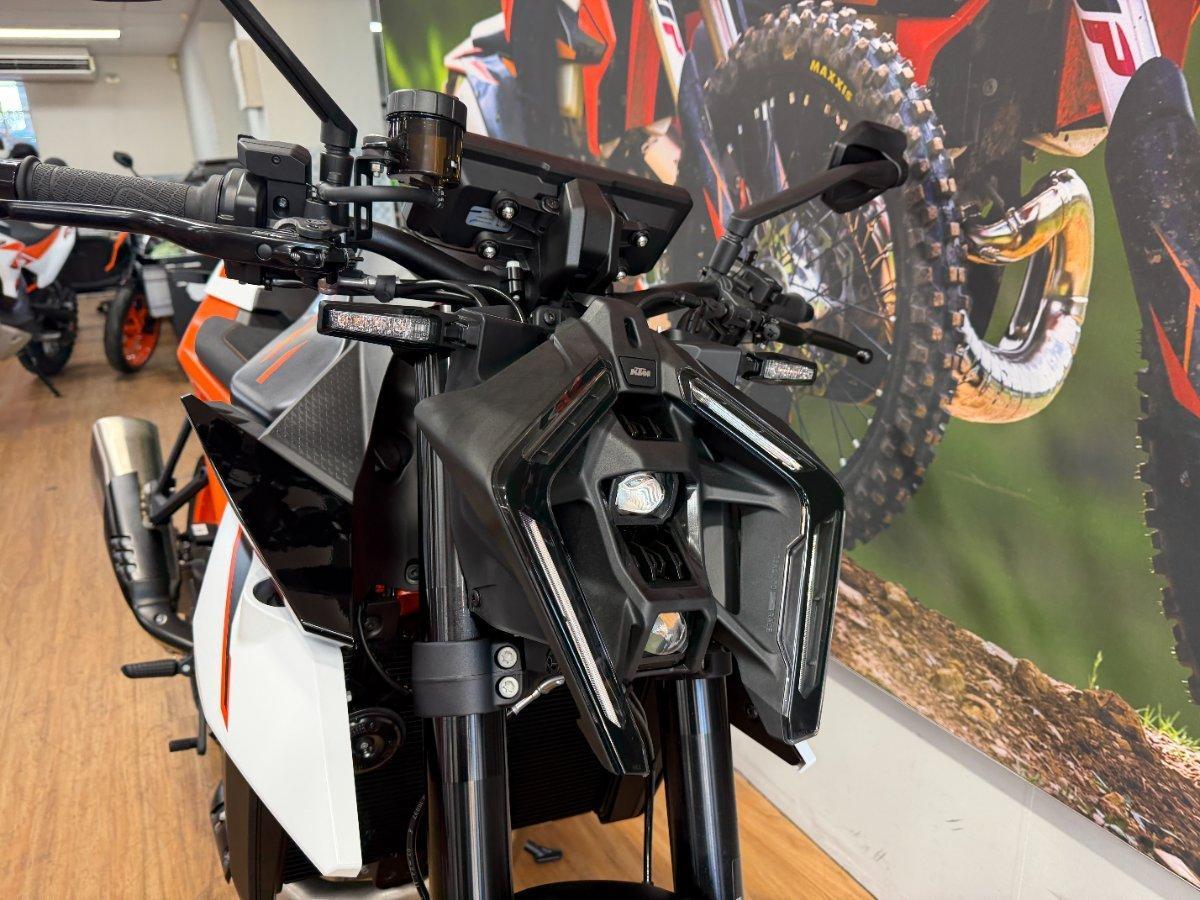 2026 KTM 990 DUKE R ROAD
