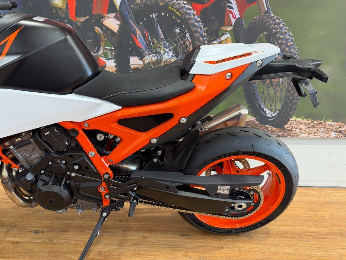 2026 KTM 990 DUKE R ROAD