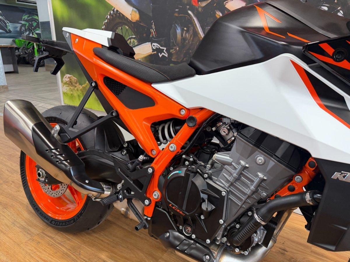 2026 KTM 990 DUKE R ROAD