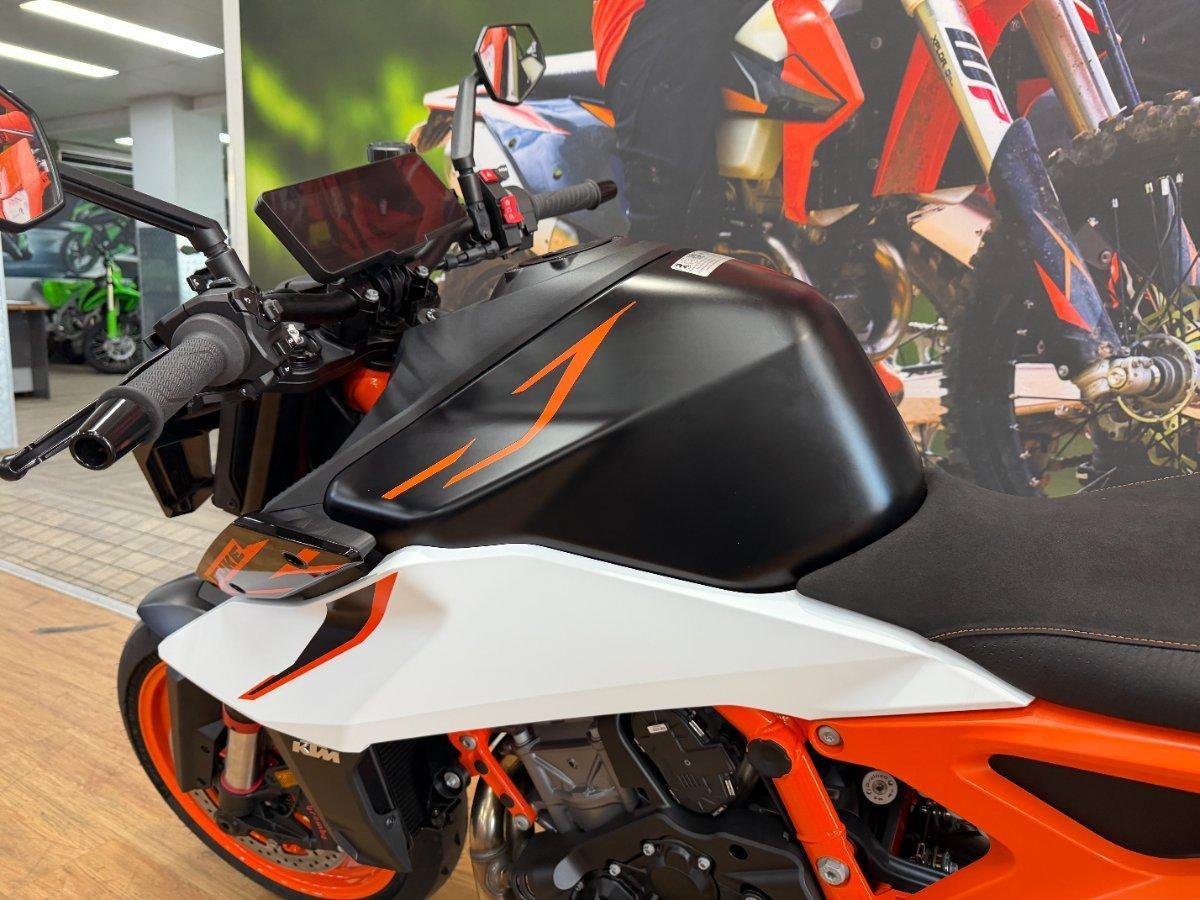 2026 KTM 990 DUKE R ROAD