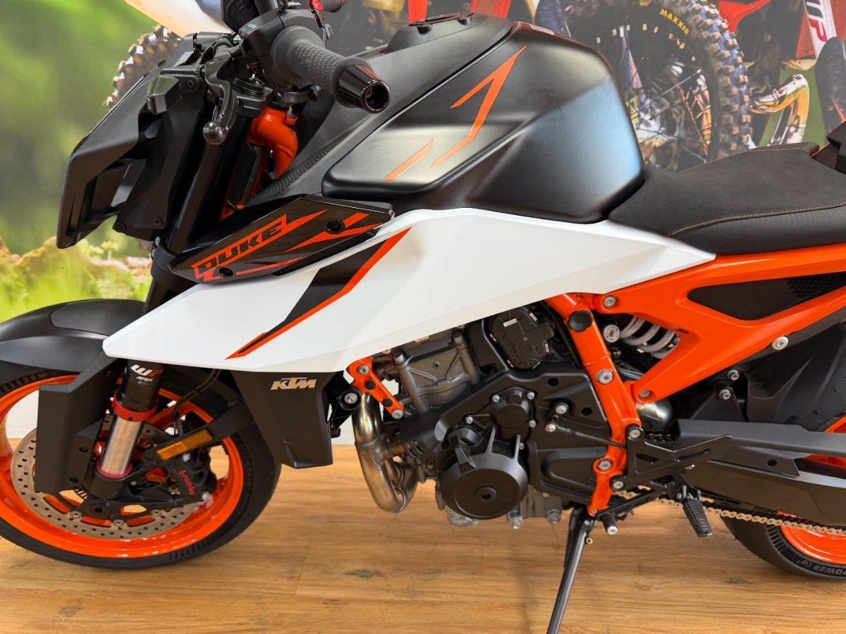 2026 KTM 990 DUKE R ROAD